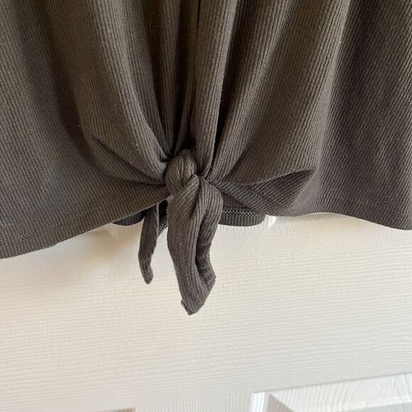 Old Navy Active Tie-Front Cropped Top - Picture 4 of 8